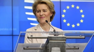 Coronavirus, l'Ue chiude le frontiere a tutti, ma apre le porte ai migranti. L'appello di Ursula von der Leyen