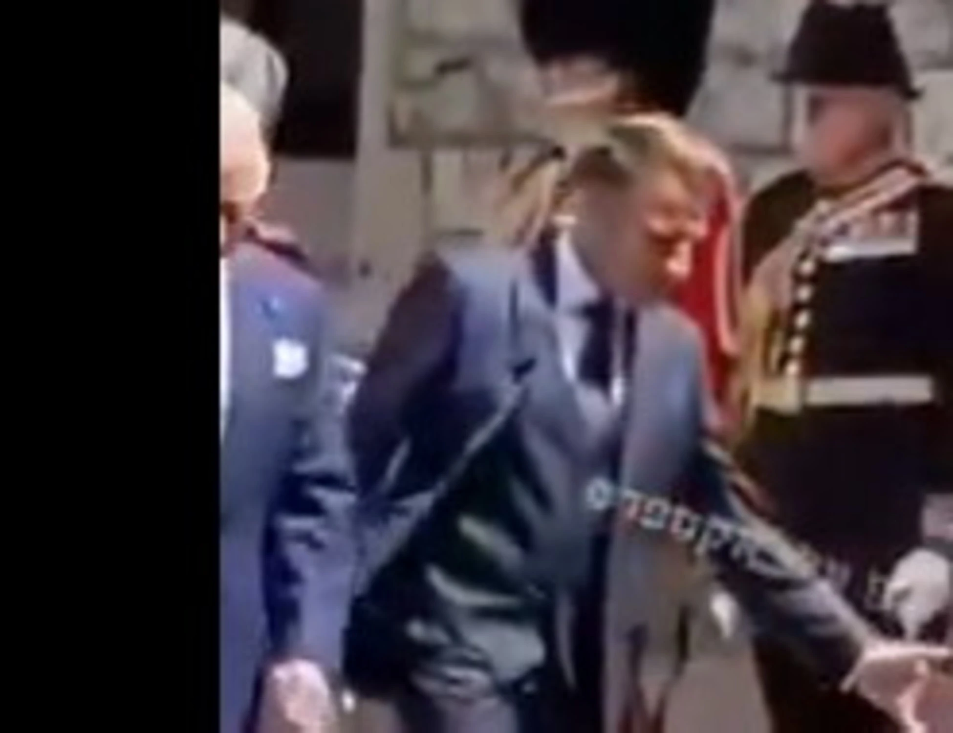 Macron umiliato ancora da Brigitte: davanti a Re Carlo...