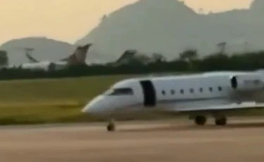 Paura in volo, il portellone si stacca subito dopo il decollo: cos'è successo ad alta quota