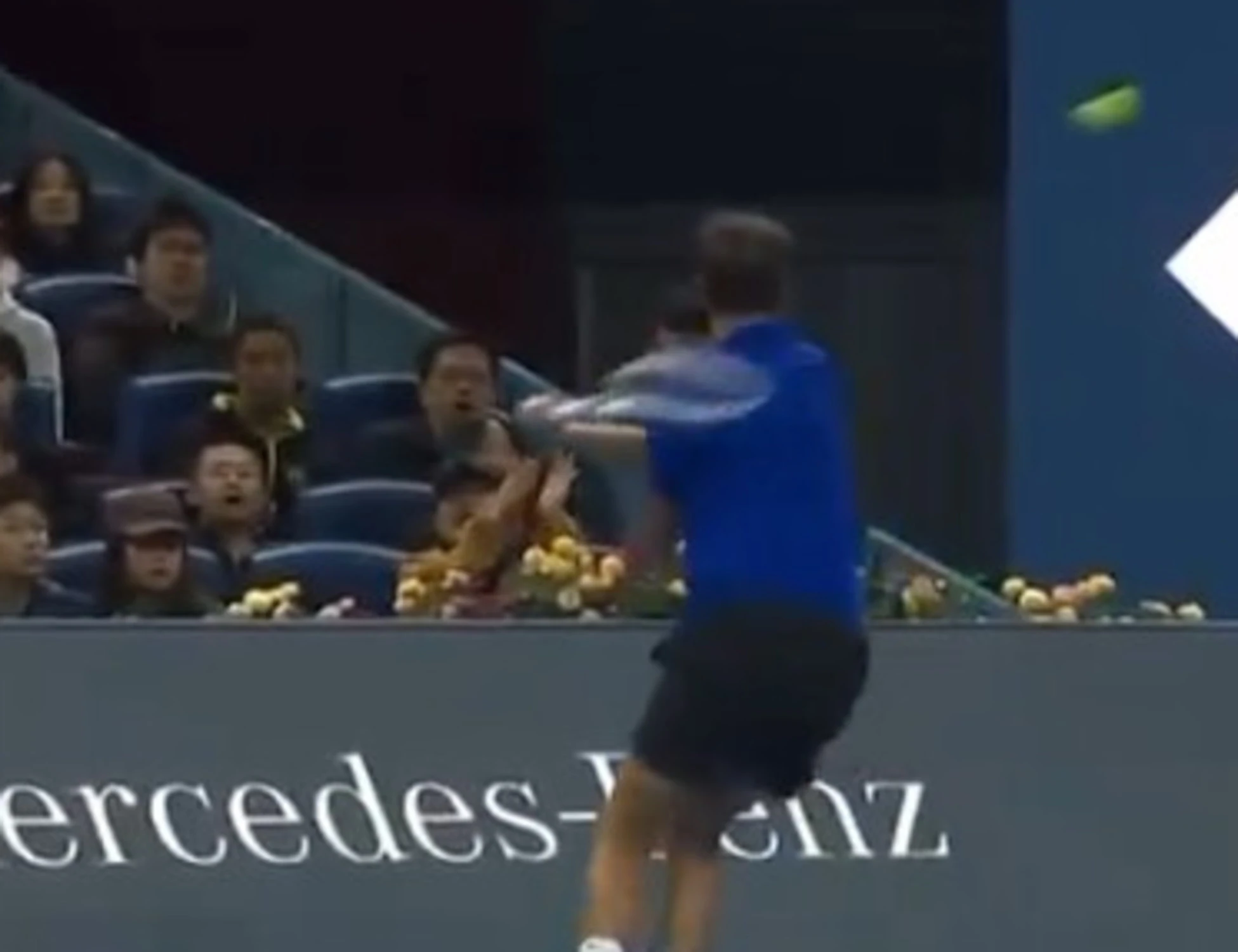 Daniil Medvedev perde la testa contro Djokovic: pallinata-choc a uno spettatore