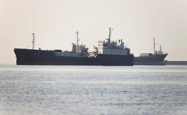 Iran, la diretta. Elicottero Usa precipitato a Hormuz. Trump: "Vittoria totale in 2 settimane"