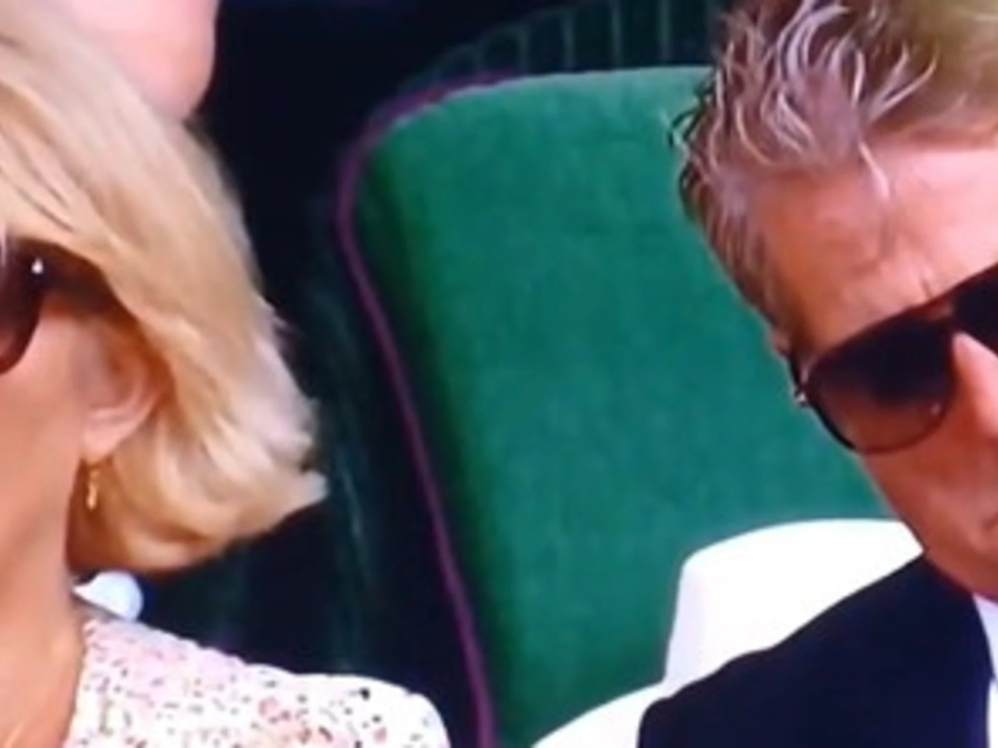 Sconcerto a Wimbledon: Hugh Grant, alle spalle della regina...&nbsp;