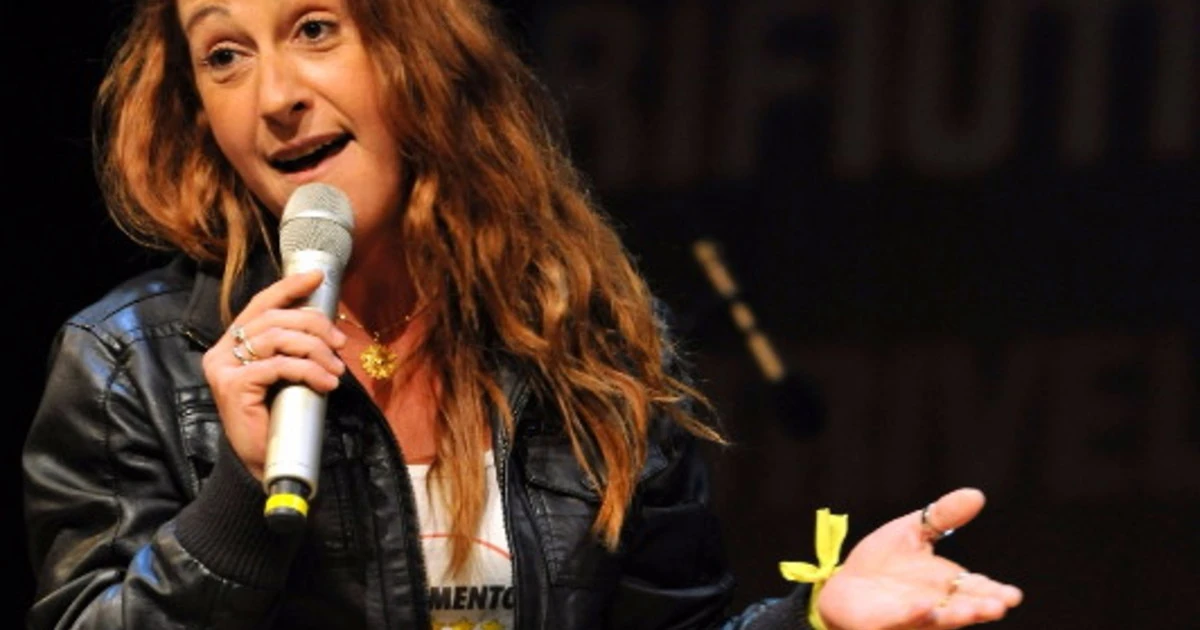 Paola Taverna sfotte Matteo Renzi: "Annamosene a casa, va"