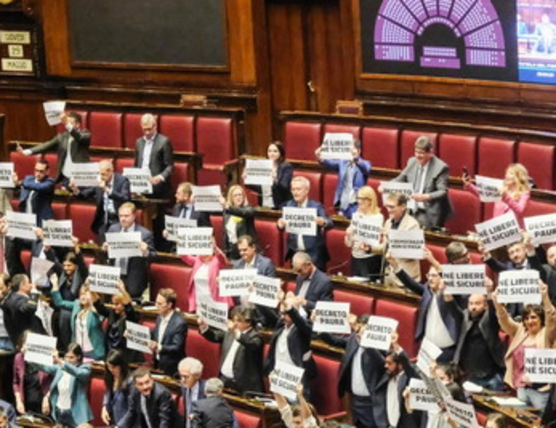 Dl Sicurezza, "933 emendamenti copia incolla": sinistra, barricate in aula