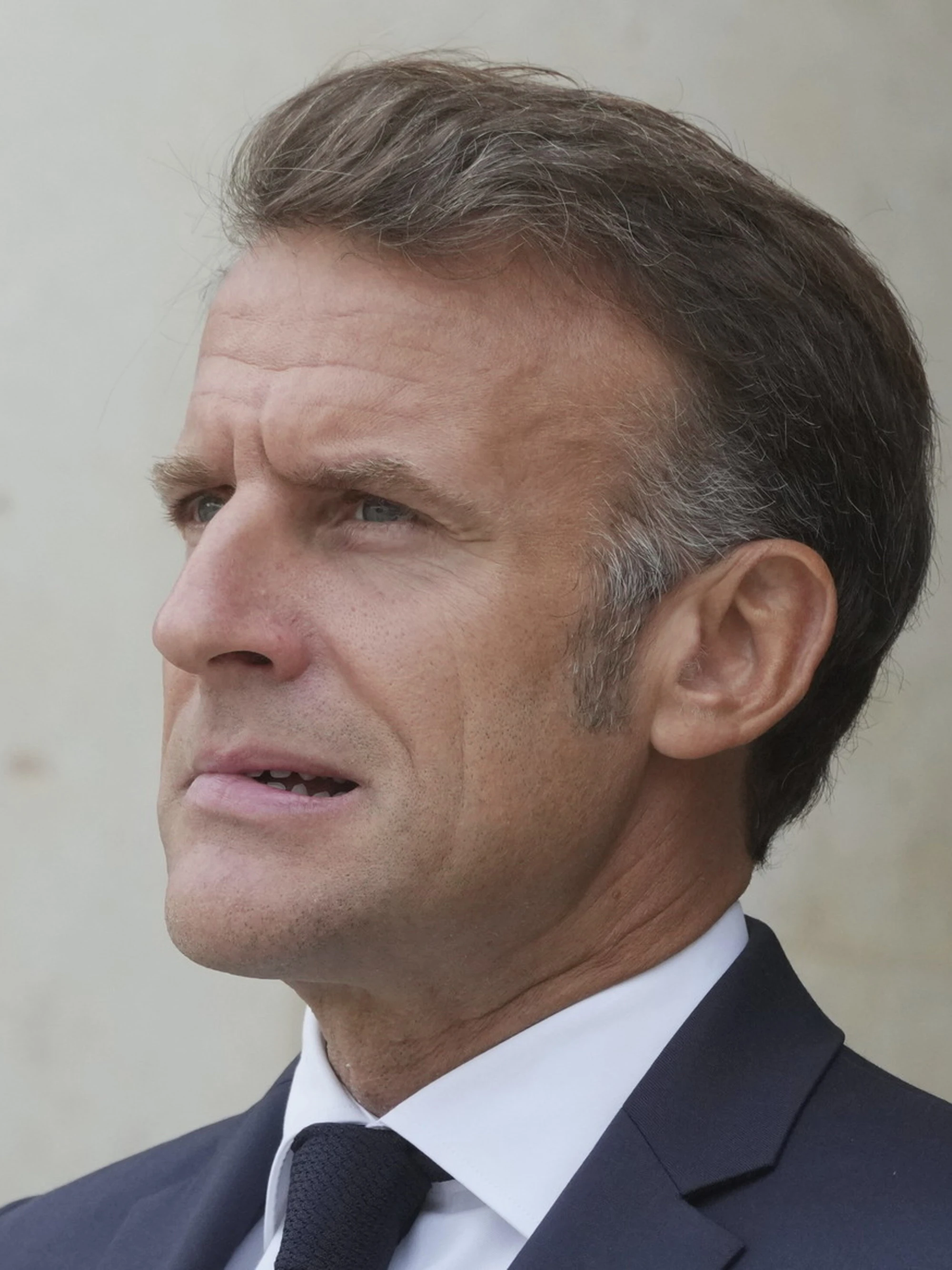Francia, teste di maiale mozzate e la scritta "Macron": orrore in moschea