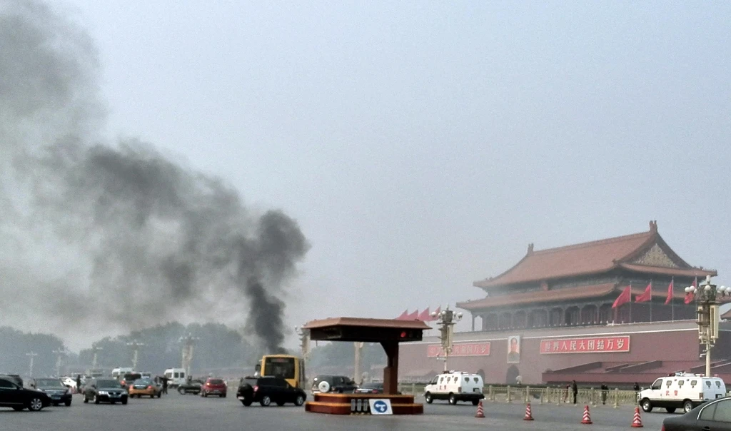 Cina, auto si schianta in piazza Tienanmen: 5 morti, l'ombra dell'attentato