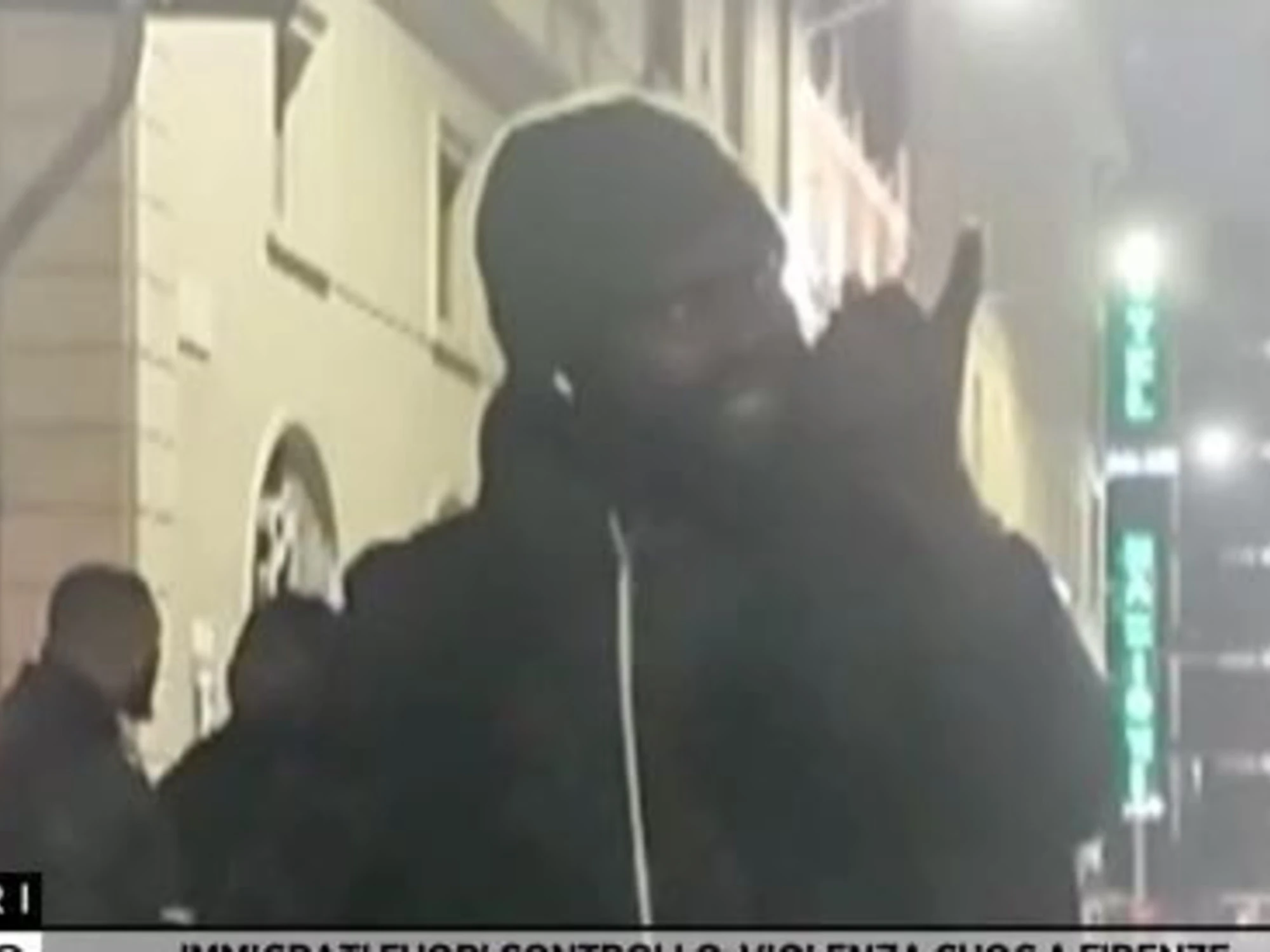 Fuori dal Coro, "che ci fai qui eh!?": l'immigrato perde la testa