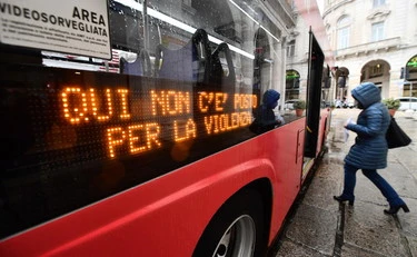 Genova, l'autista del bus lo sveglia? Lo straniero lo massacra di botte