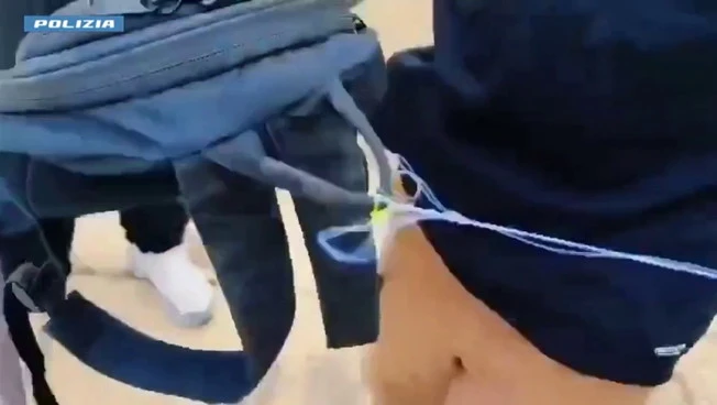 Droga nascosta nel comignolo e recuperabile con lenza a Ostia, arrestato pusher
