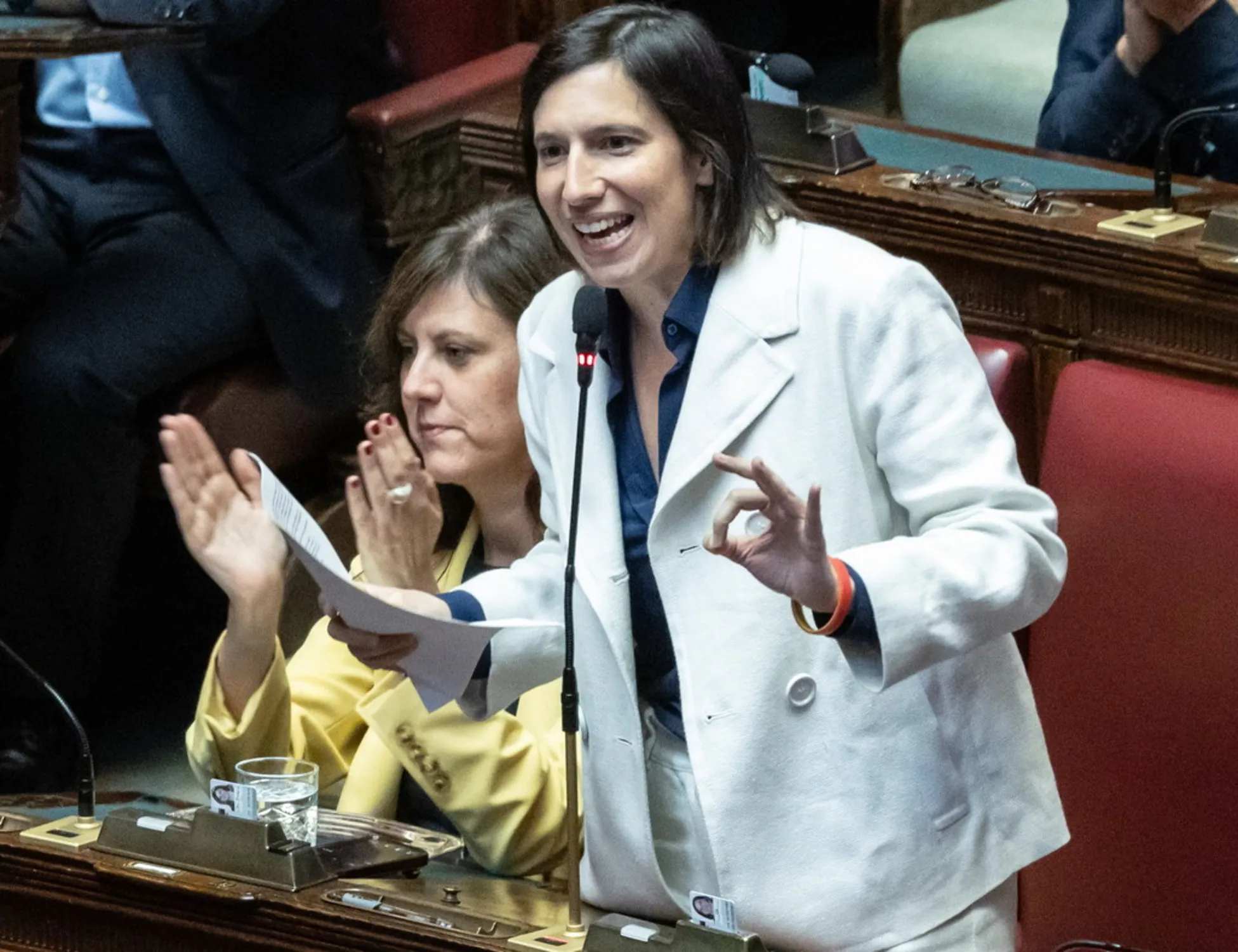 Leggi l'articolo: "Fucili contro i fascisti"? Elly in tilt: solo dopo tre giorni...