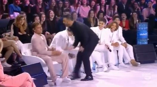 Amici, la situazione sfugge di mano. Ricky Martin e Amedeo, palpata gay ai gioielli di famiglia. Sconcerto