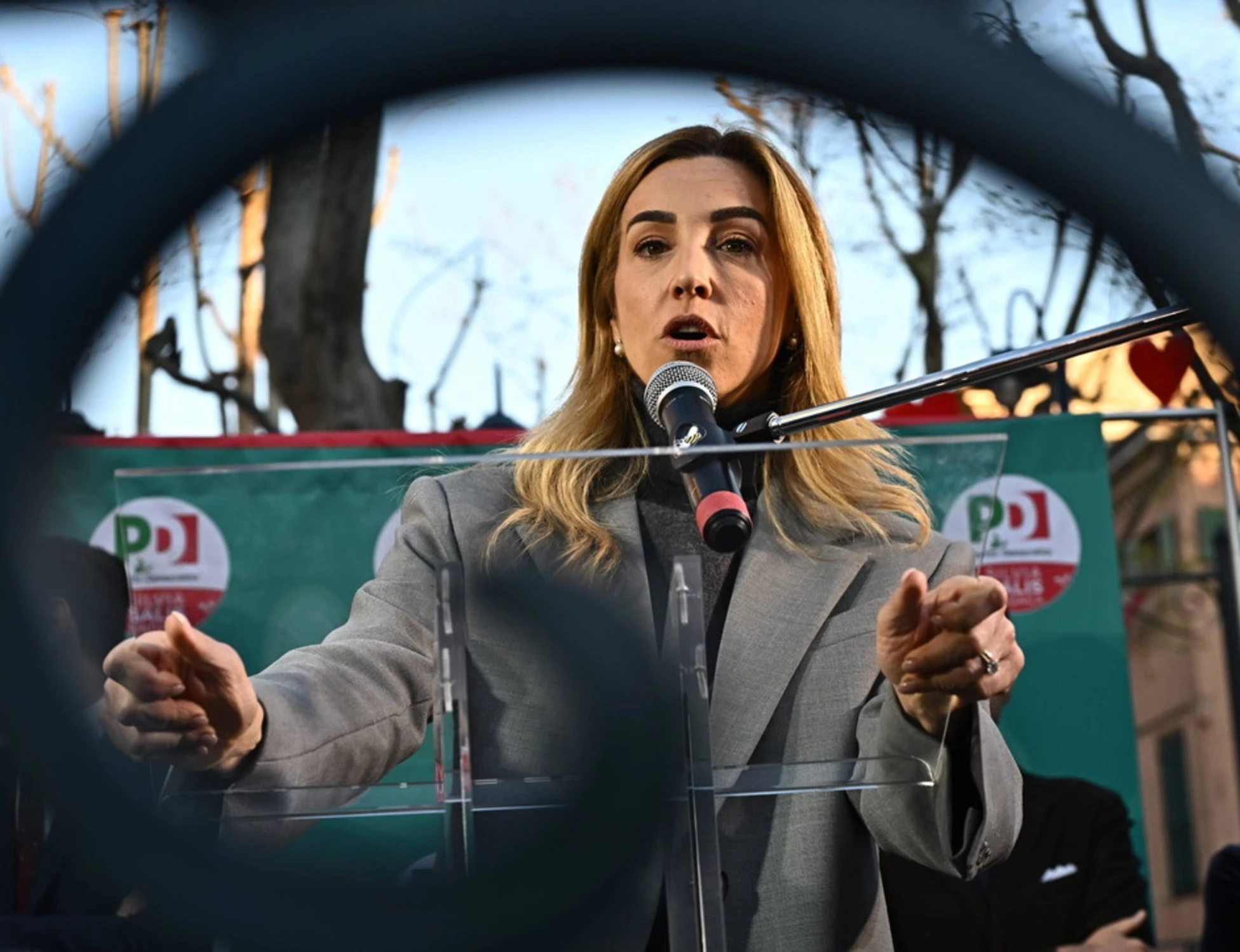 Silvia Salis perde il controllo: "Non rispondo, grottesco populismo di destra"