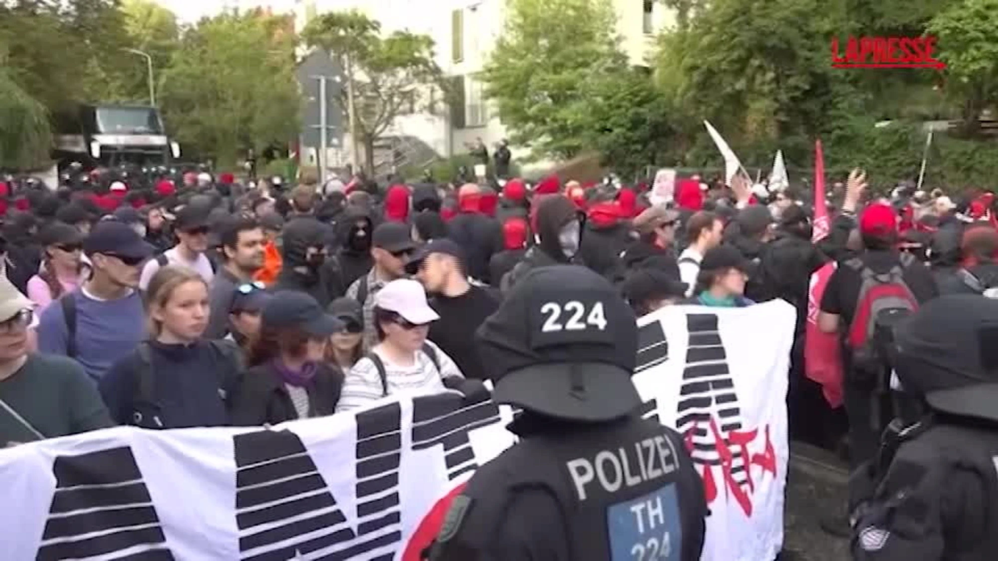 AfD, congresso a Erfurt "nel giorno di Hitler": Germania nel caos