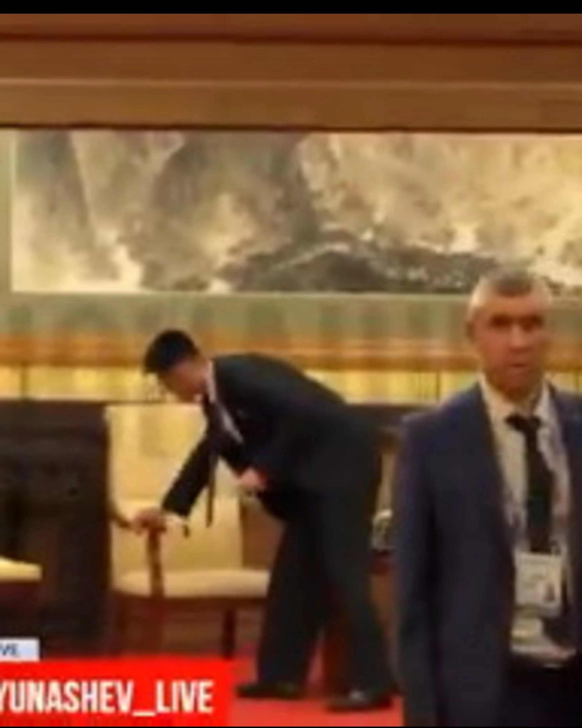 Kim Jong-un a Pechino, il suo staff beccato così: il video che sconcerta il mondo