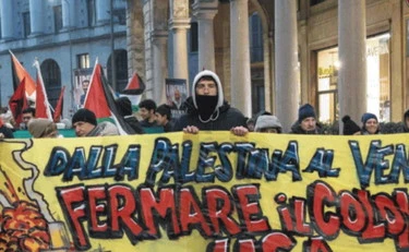 Sinistra e centri sociali sfilano per la dittatura