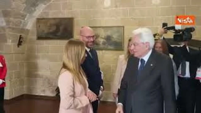 Mattarella e Meloni ai Giochi del Mediterraneo a Taranto, stretta di mano tra i due