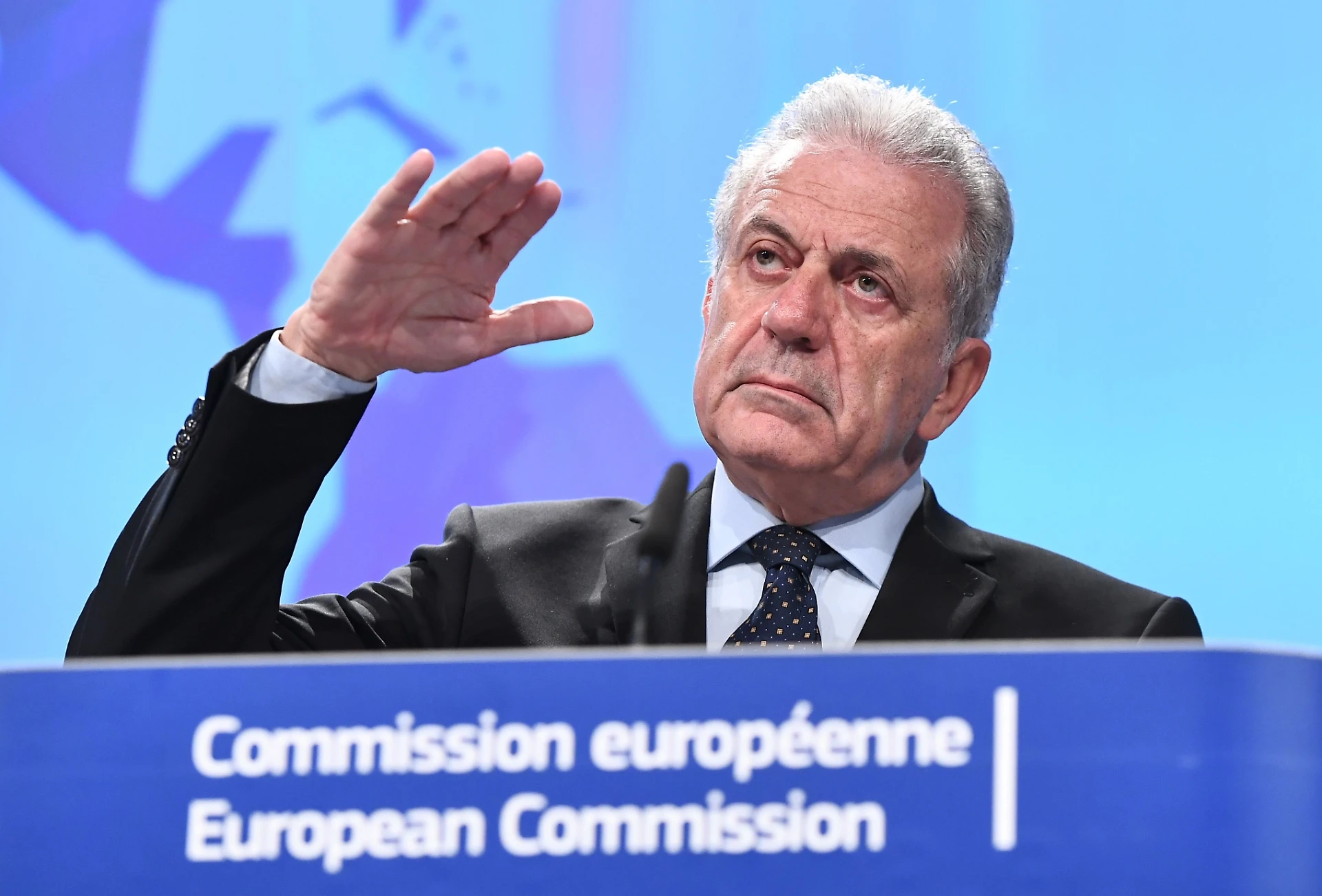 Aquarius, il commissario europeo prende in giro l'Italia: "Quella della Spagna è la vera solidarietà"