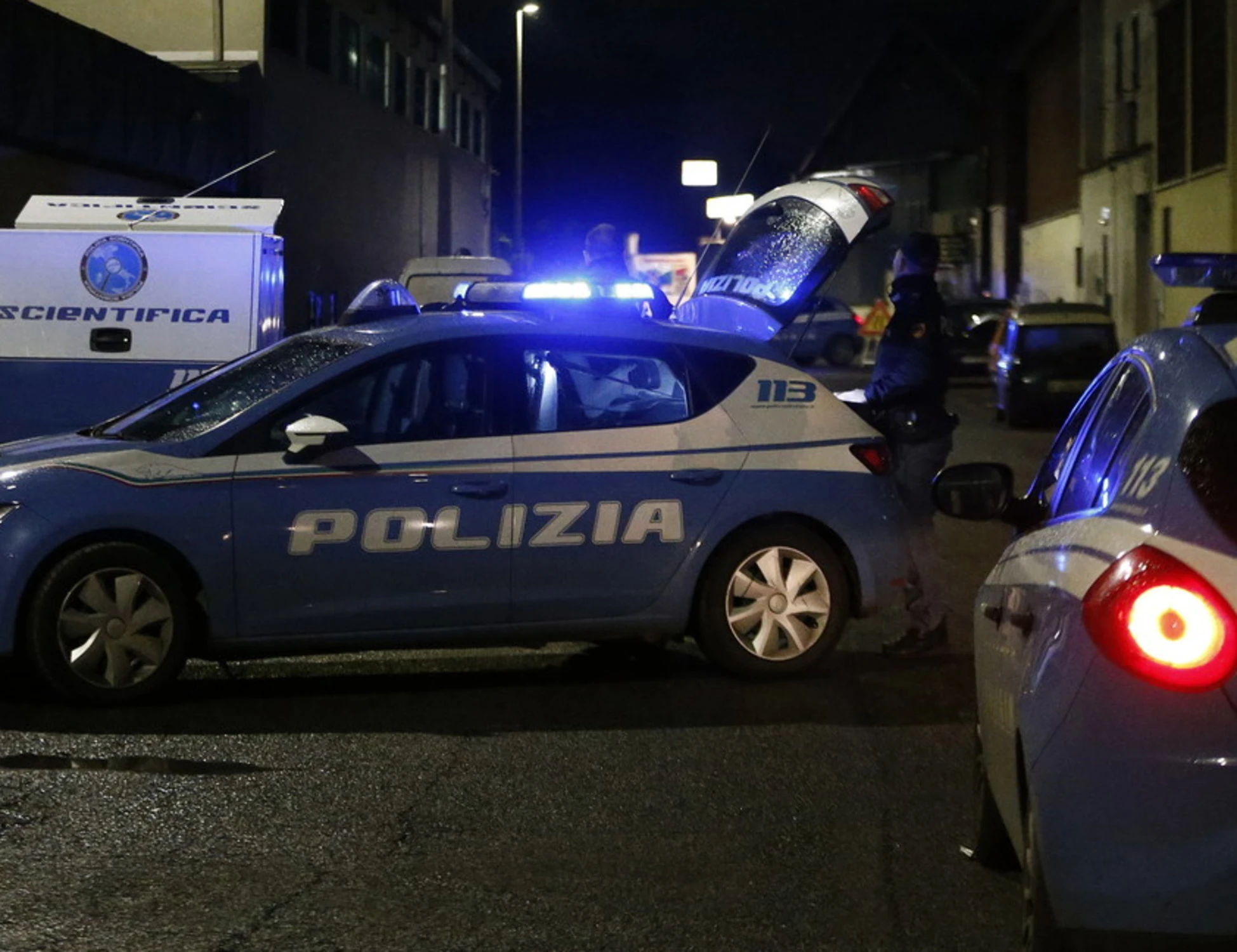 Roma, non si fermano all'alt e travolgono un'altra auto: sterminata una famiglia