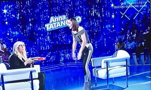 Domenica In, Anna Tatangelo finisce in lacrime: Mara Venier le fa vedere una foto, lei piange in diretta