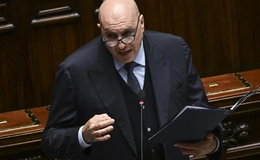 Guido Crosetto, il foglietto su cui annota i giudizi in aula: ecco cosa si legge