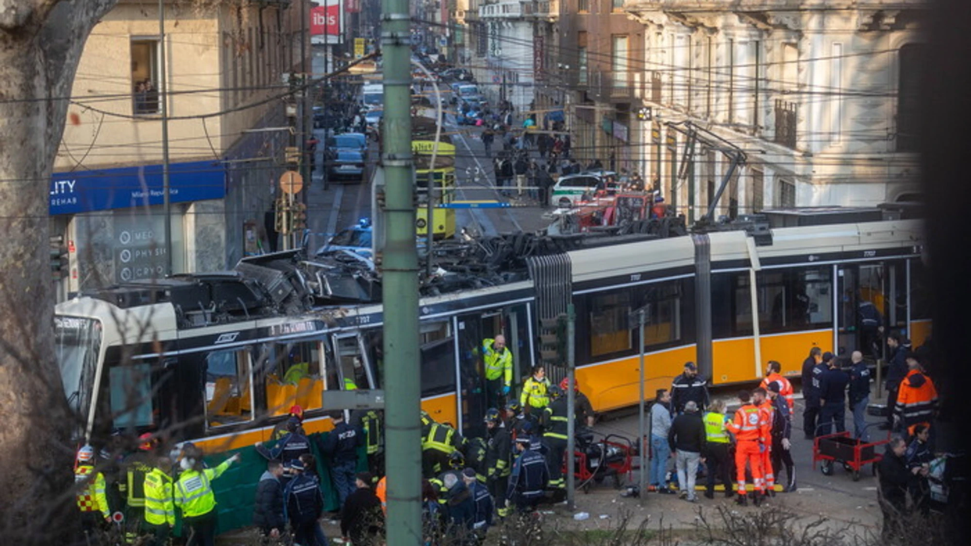 Milano, l'ipotesi del malore: cosa c'è dietro lo schianto del tram
