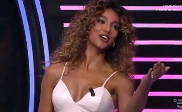 Samira Lui "tutta nuda": le parole di Claudia Gerini diventano un caso