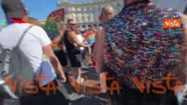 In migliaia in piazza al corteo del Roma Pride con bandiere e ventagli arcobaleno