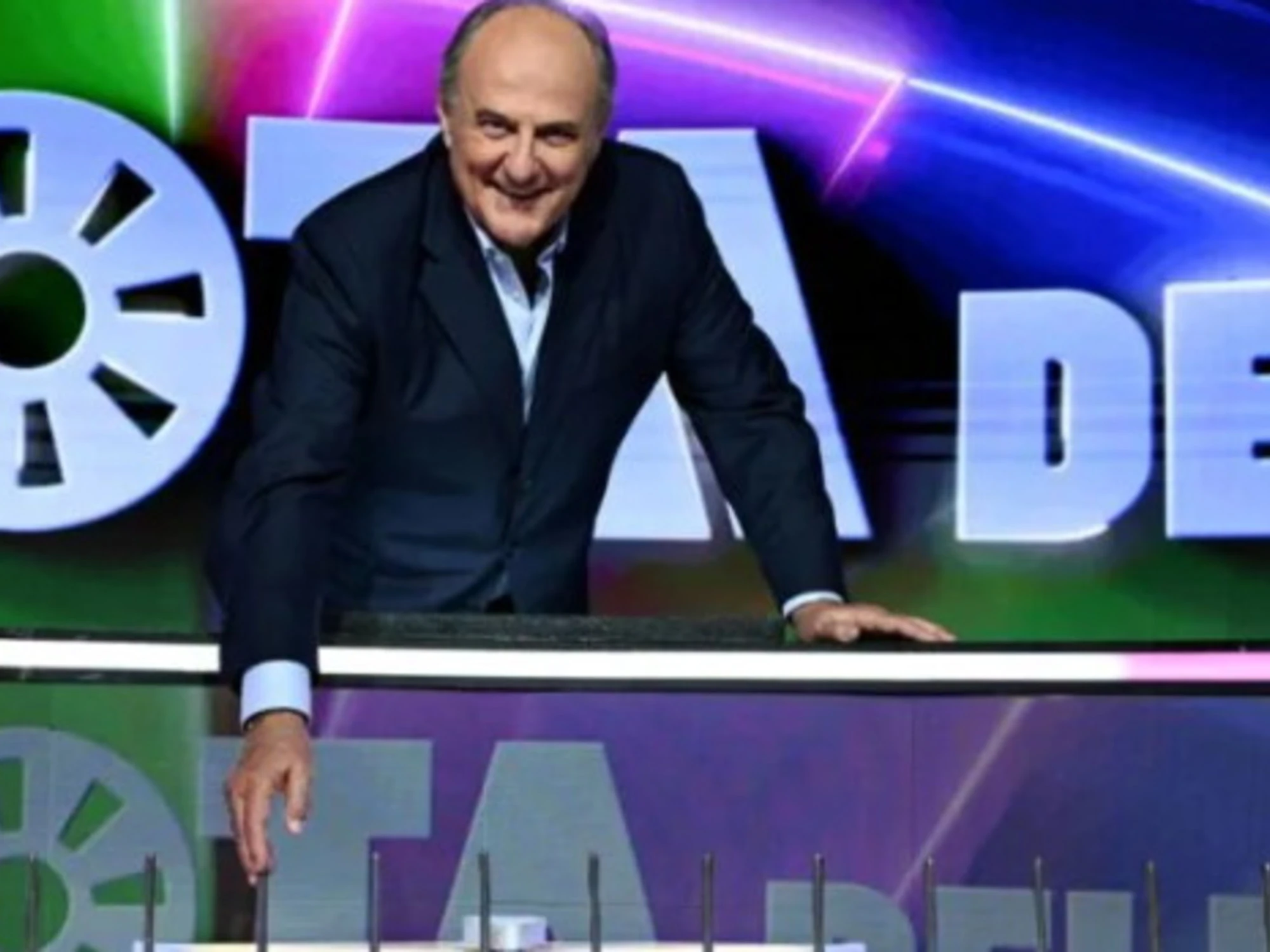 Gerry Scotti, bordata contro Stefano De Martino: "Quasi ludopatia"