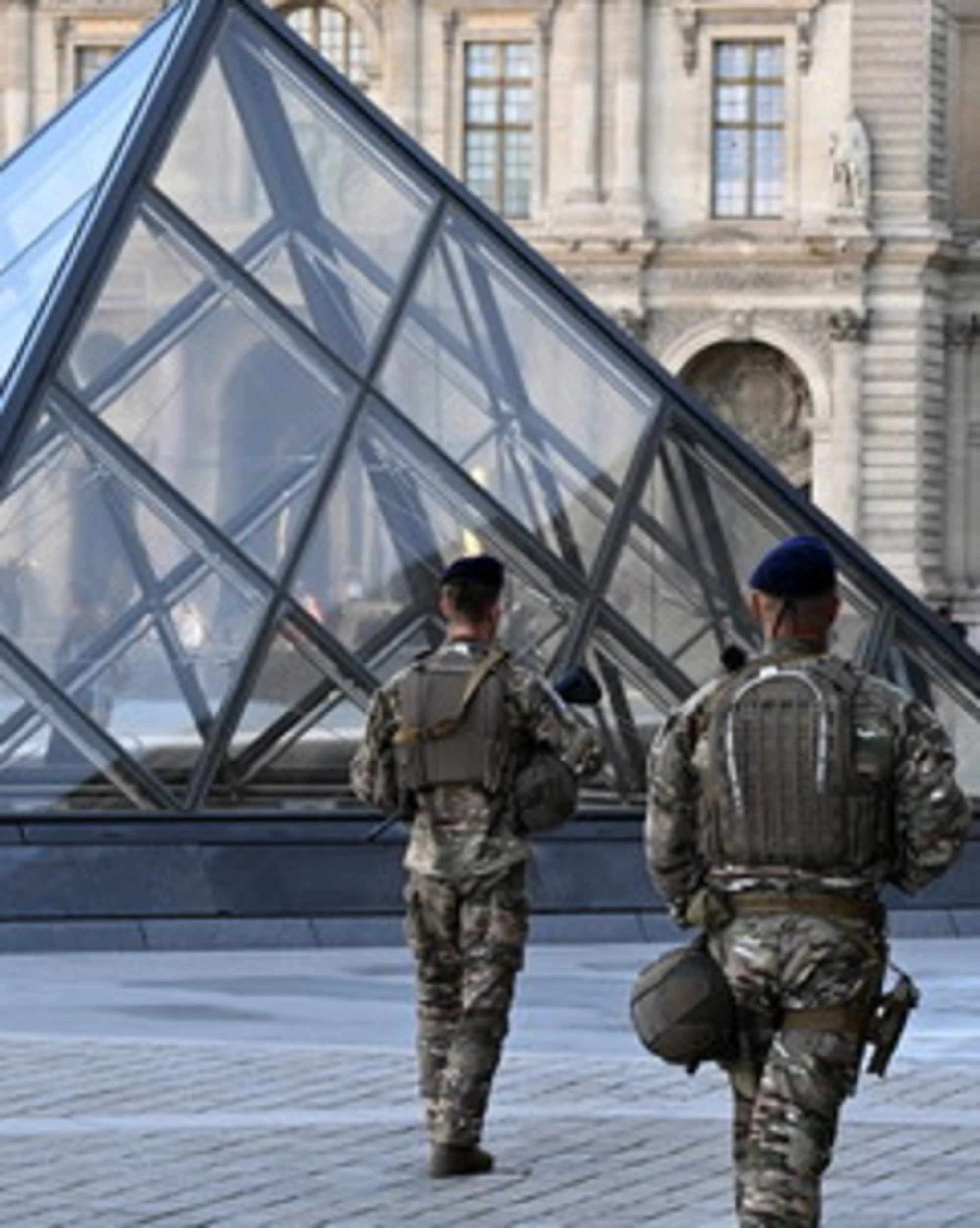 Louvre, Parigi sotto choc: ecco chi hanno rilasciato "senza accuse"