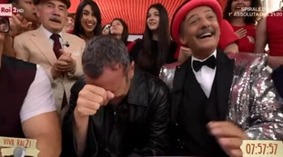 Fiorello, "quel microfono era acceso": scherzo in diretta, Amadeus in imbarazzo