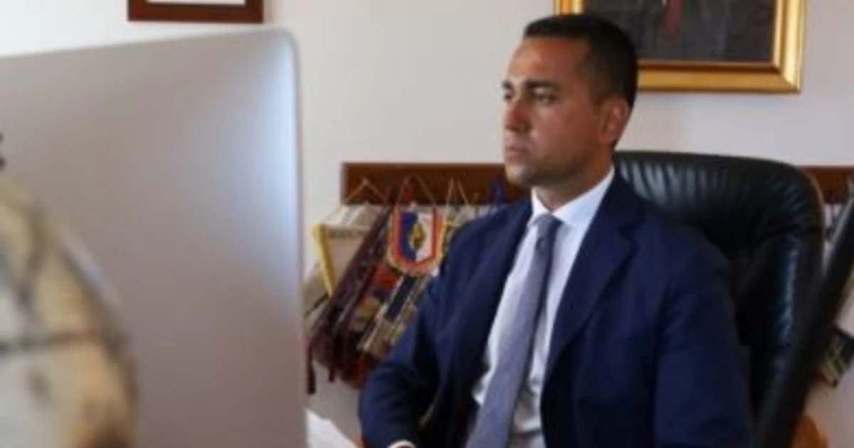 Luigi Di Maio e la foto istituzionale alla Farnesina: commenti di scherno, cosa non torna