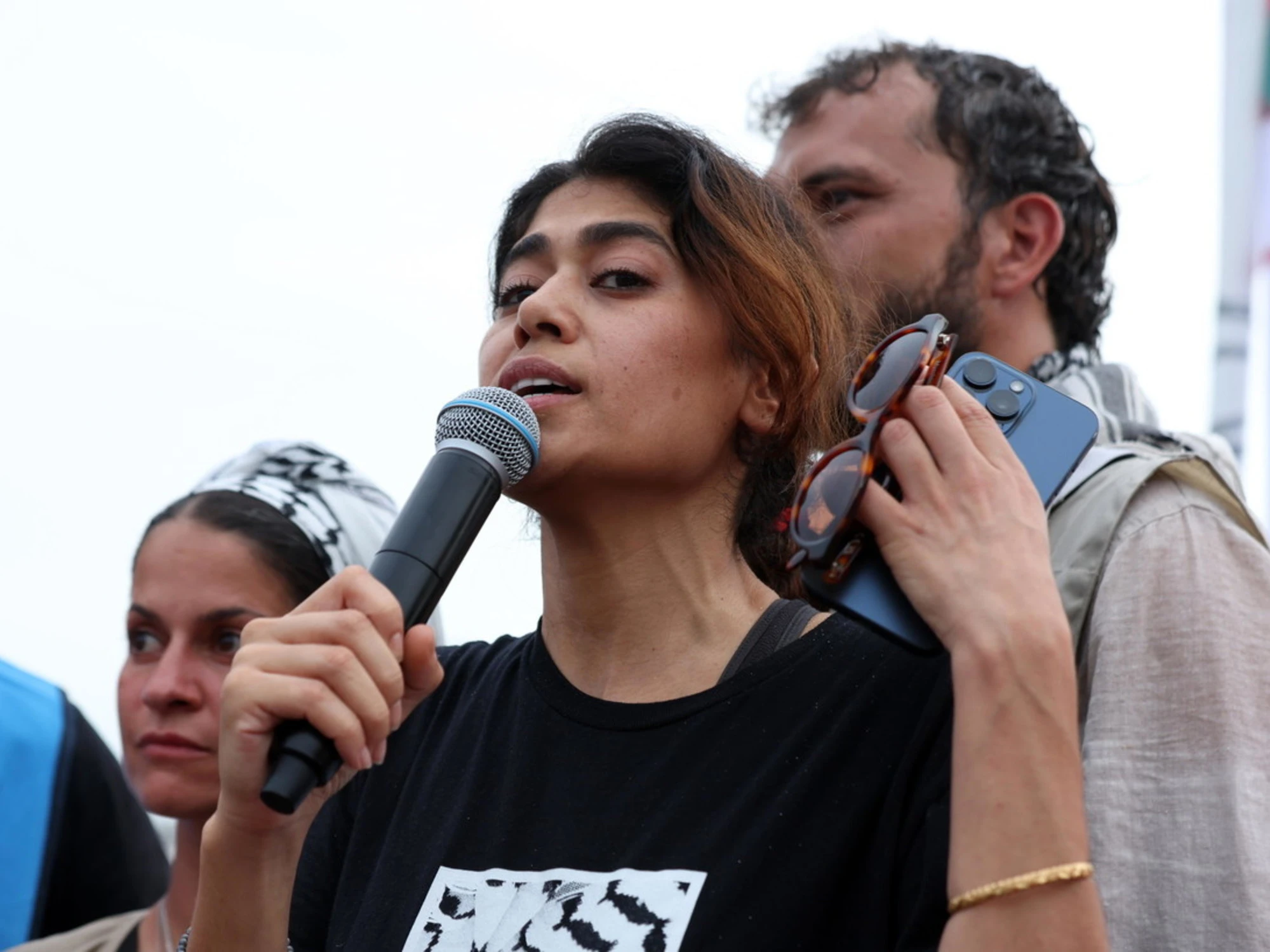 Rima Hassan, l'eurodeputata di sinistra fermata a Parigi: "Apologia di terrorismo" e droga nella borsa