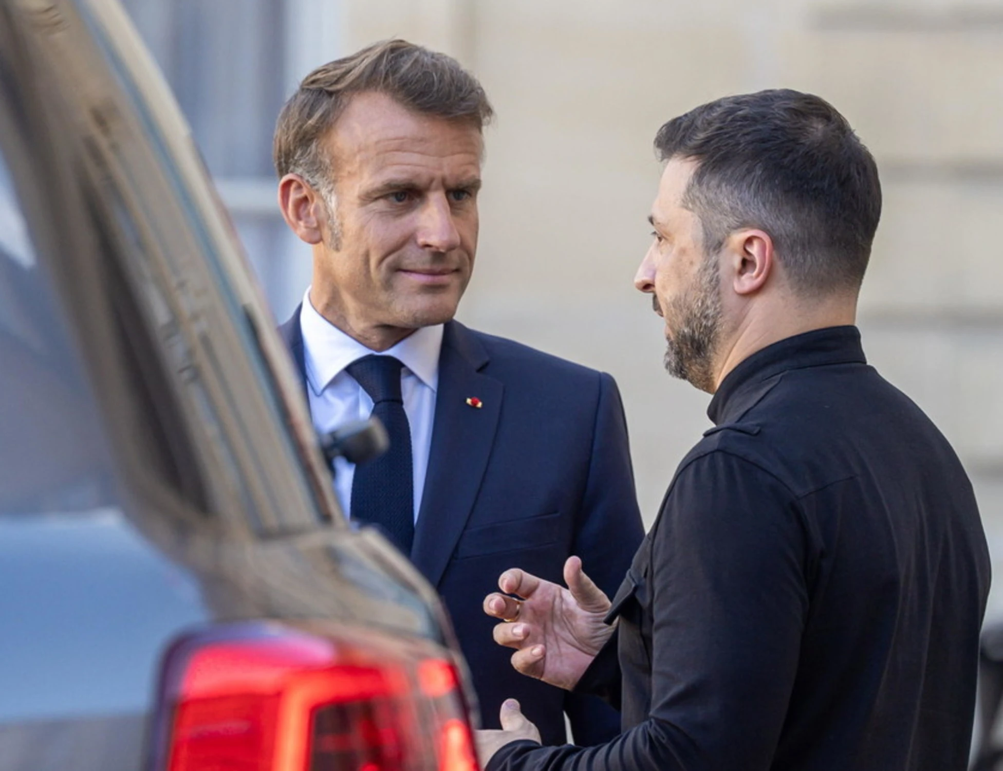 Russia, Zelensky sente Macron: "Fermare i criminali del Cremlino", la situazione precipita