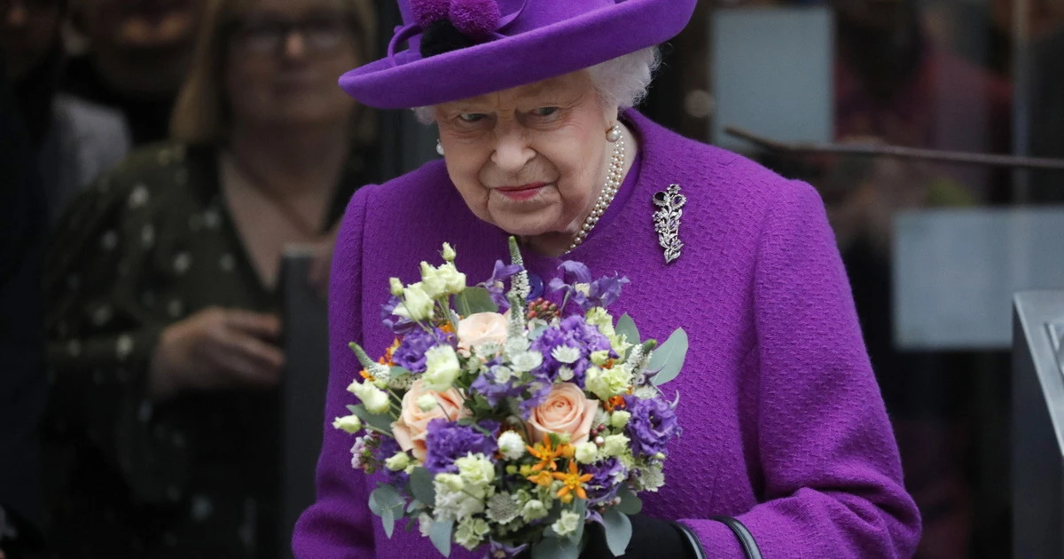 Regina Elisabetta in fuga da Buckingham Palace per coronavirus: i suoi assistenti infettati?