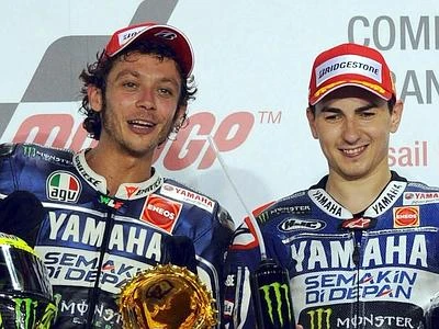 Lorenzo vince in Australia, Marquez squalificato e mondiale MotoGp riaperto