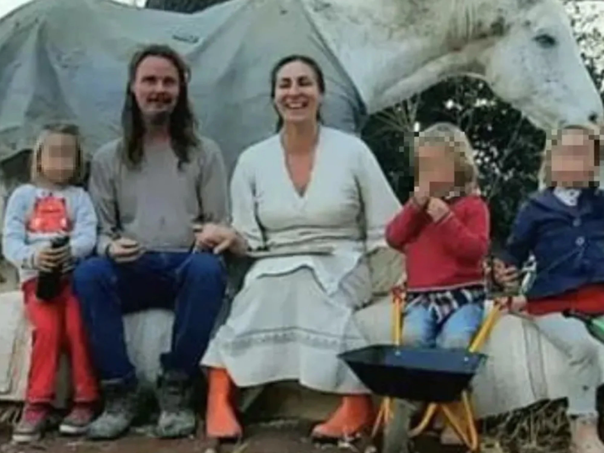 Famiglia nel bosco, "i bimbi e i cucchiaini di plastica": la foto che cambia tutto