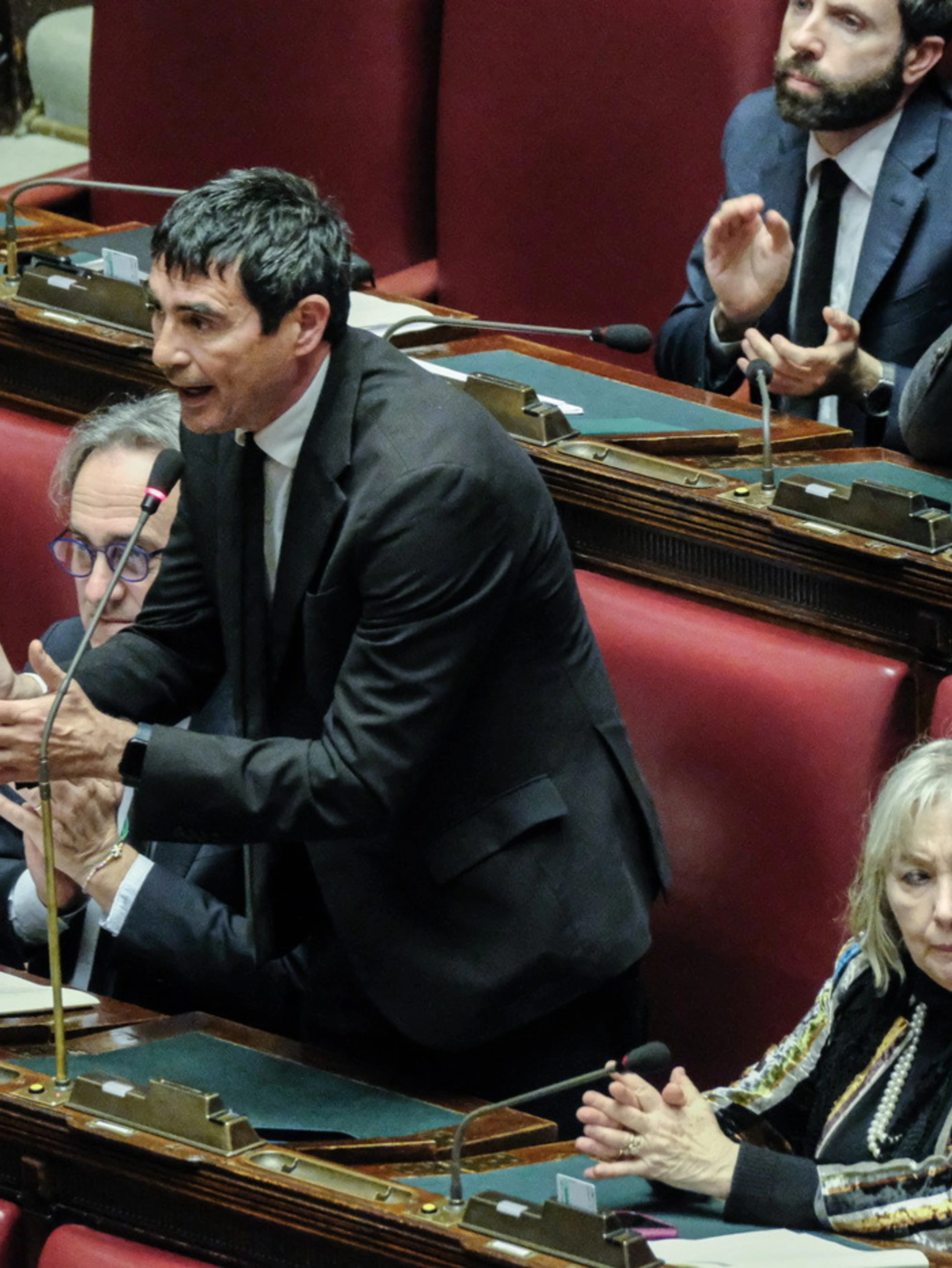 Nicola Fratoianni a Meloni: "Le è piaciuta la battuta, lo dica se vuole", lo show (triste) alla Camera