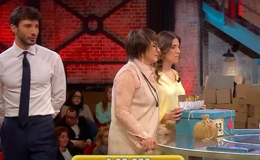 Affari tuoi, insulti per Anna Maria e la mamma: "Ricconi da schifo, vergogna!"