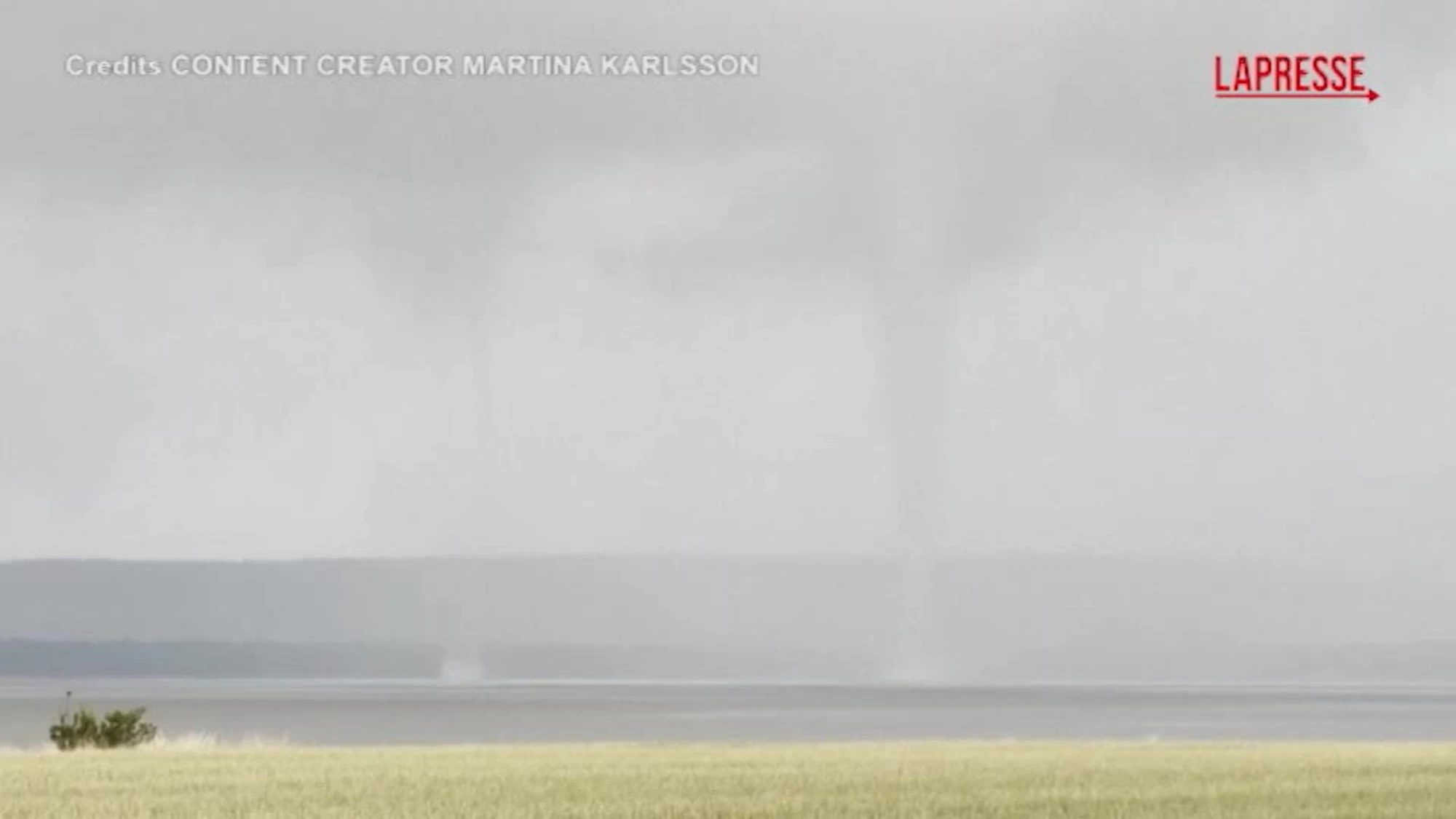 Svezia, rara coppia di tornado si fonde in un unico vortice