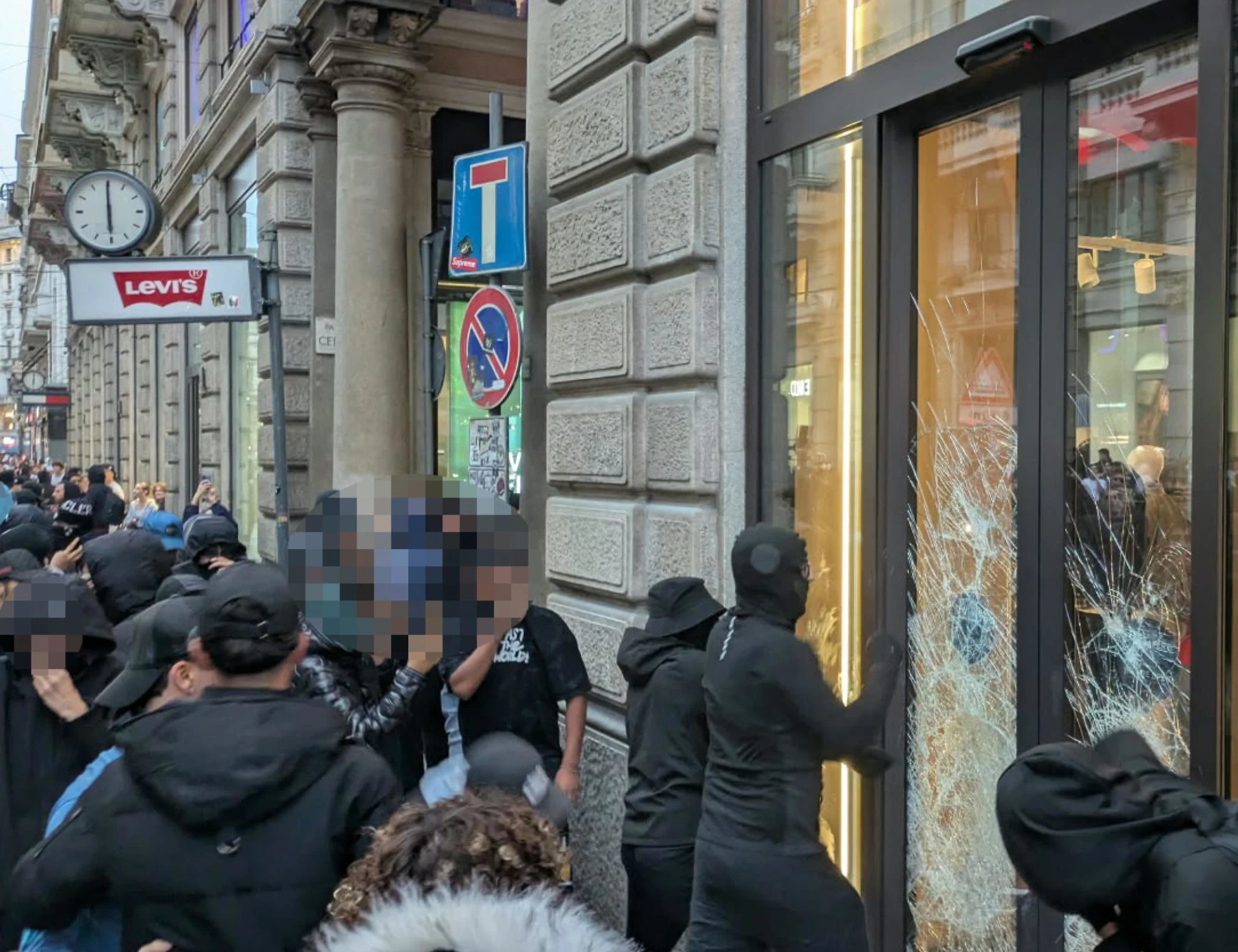 Maranza, ecco il manuale-choc degli antagonisti: "Cosa devi fare se ti arrestano"