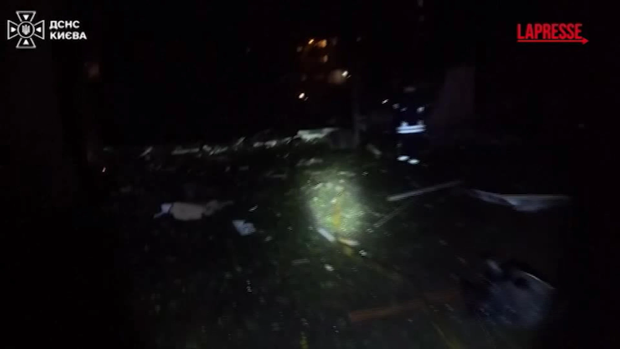 Ucraina, droni russi su Kiev e Zaporizhzhia: soccorritori al lavoro tra incendi e macerie