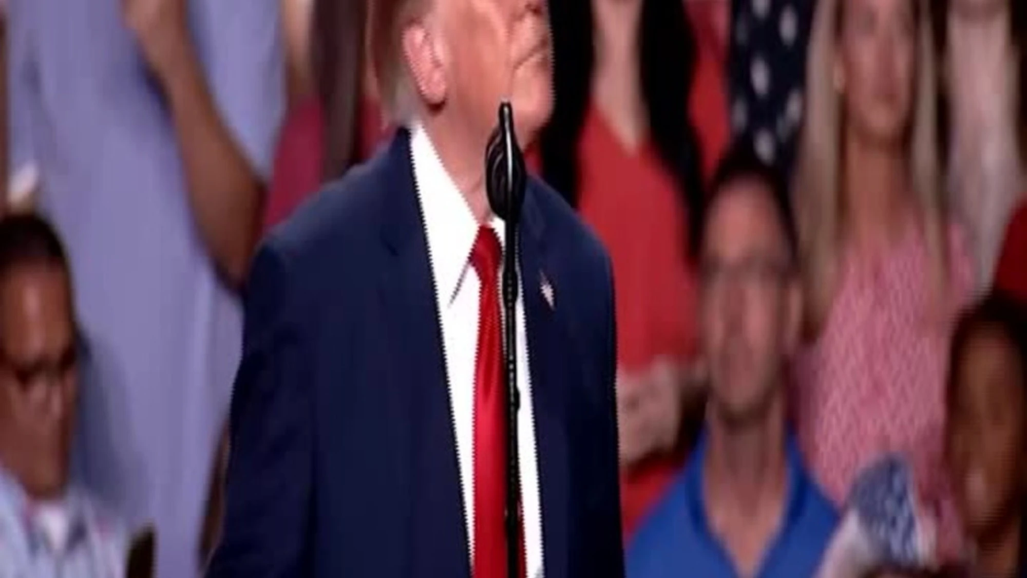 Contestatori interrompono ripetutamente il discorso di Trump