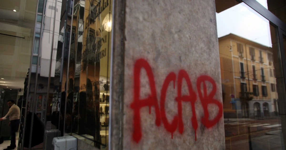 Coronavirus, scritte ingiuriose dei centri sociali sui muri di Milano: "Covid uccida i poliziotti"