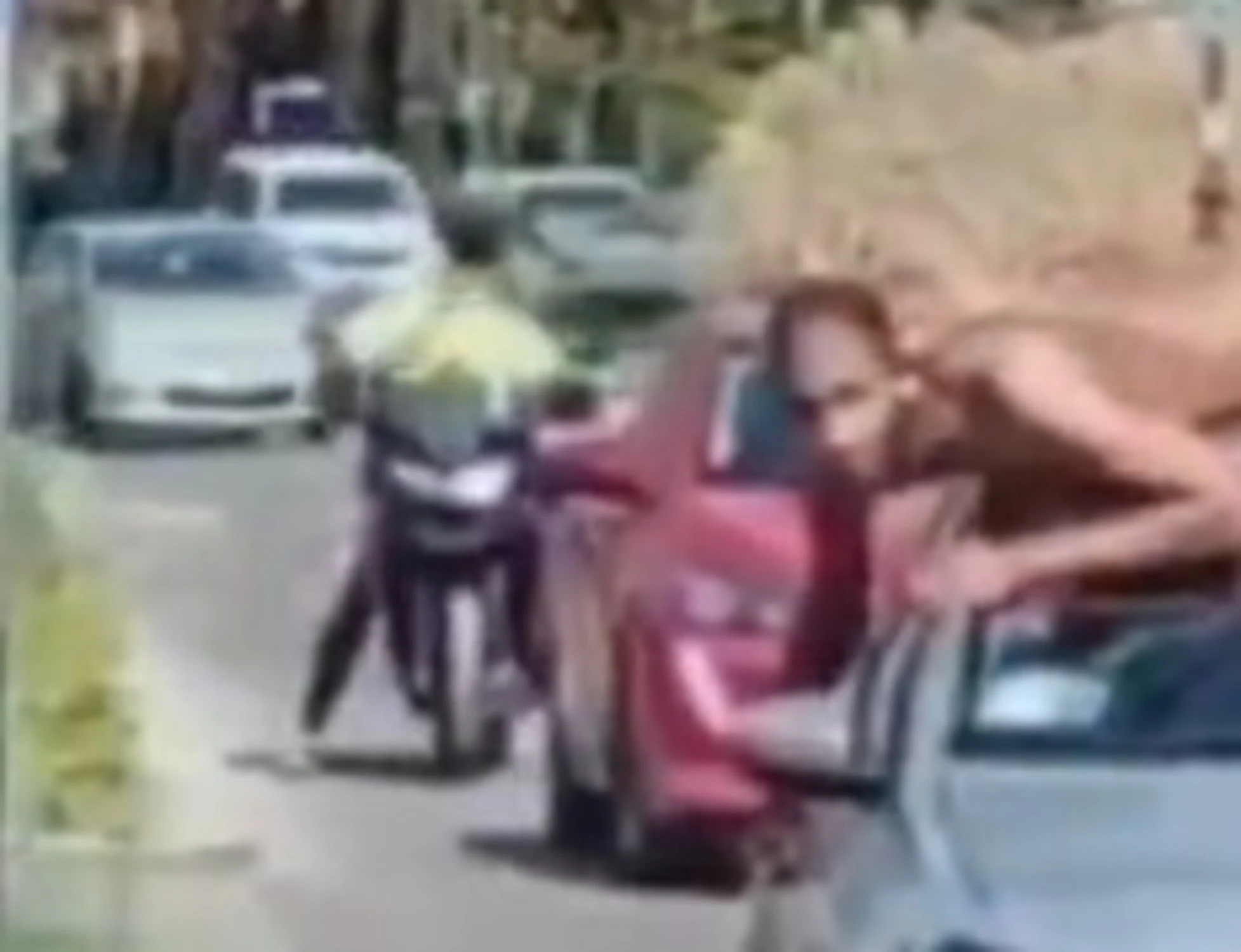 Reggio Emilia, l'immigrato nudo in strada: come terrorizza la donna al volante