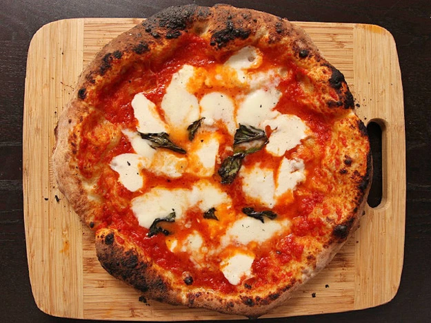 Ruba una pizza per il figlio, dopo 13 anni restituisce la somma