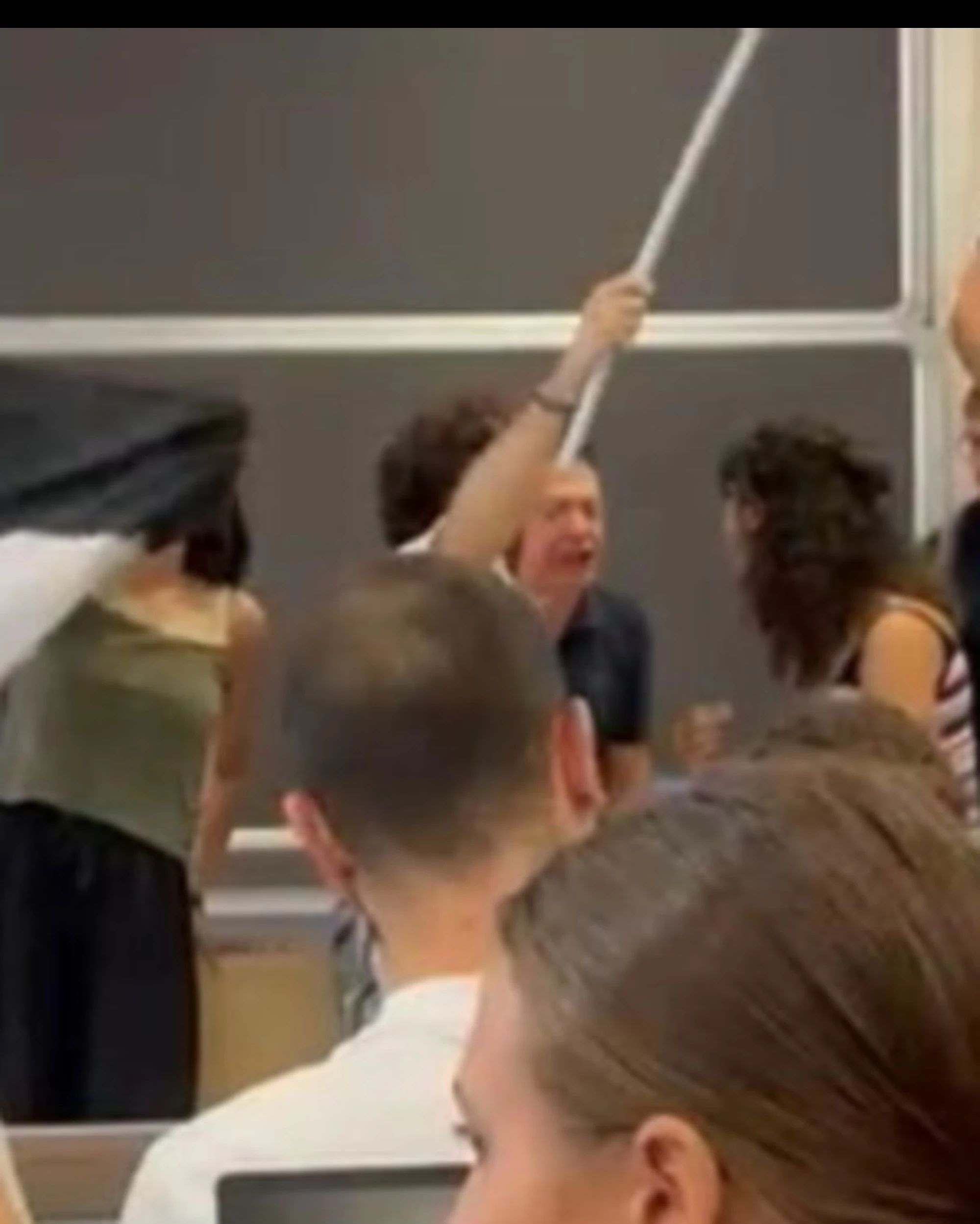 Pisa, l'Università non denuncia gli studenti pro-Pal che hanno aggredito il professor Zucchi