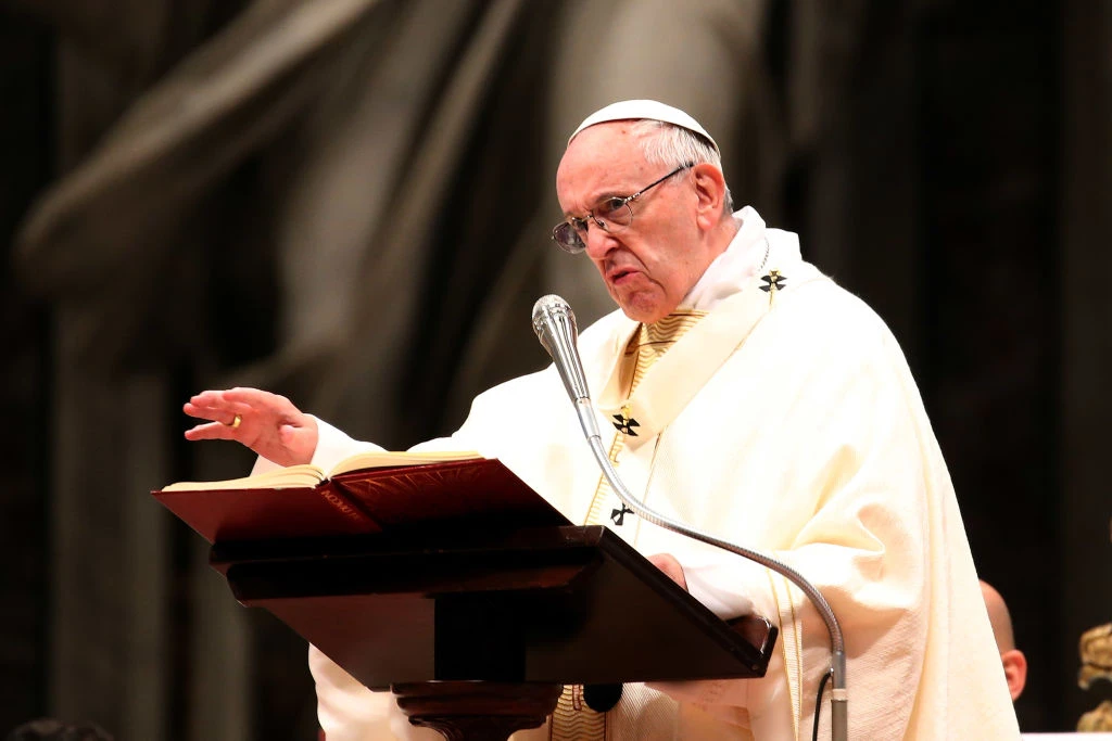 Vaticano, Papa Francesco e la frase sconcertante sui terroristi islamici: "Sono poveri, almeno così..."