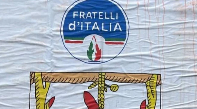 Giorgia Meloni, "l'appeso": cartellone-choc in centro a Milano