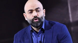 Roberto Saviano, lo sfregio: "Dio, patria e famiglia? Non sono valori, ma un crimine"