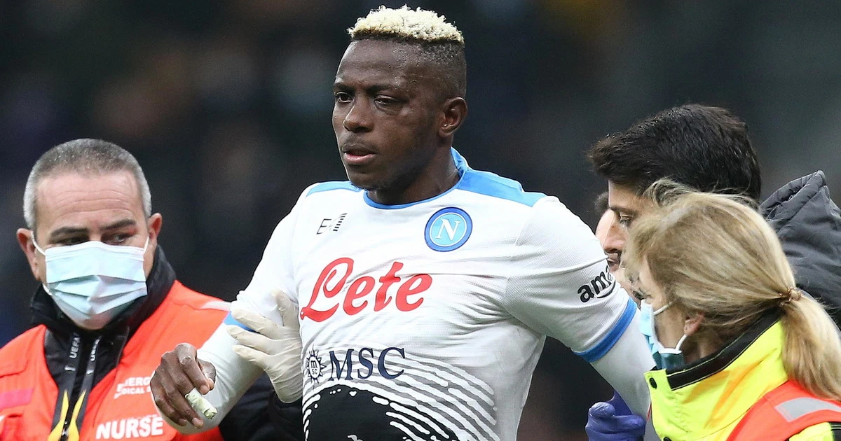 Victor Osimhen operato, faccia distrutta: "Placche e viti, come se fosse finito sotto una pressa"